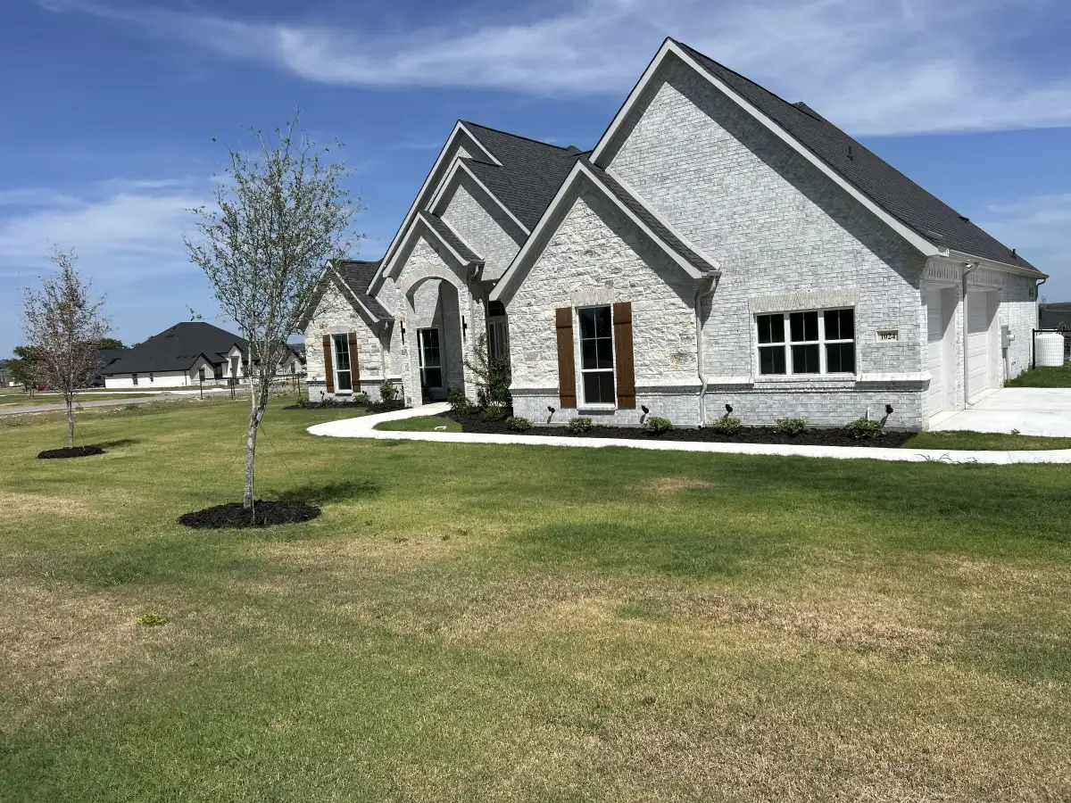 Professional lawn mowing and maintenance service in Weatherford TX